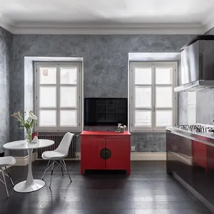Iflat A Sparkle Of Red In Trastevere Apartment