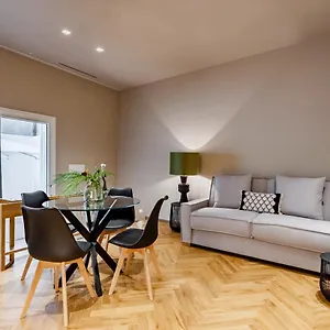 https://ferrini-home-etnea-heritage.catania-hotels.net